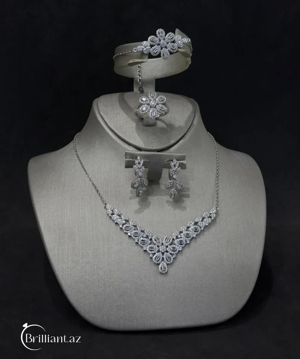 Elegant Flower Motif Silver Jewelry Set (925)