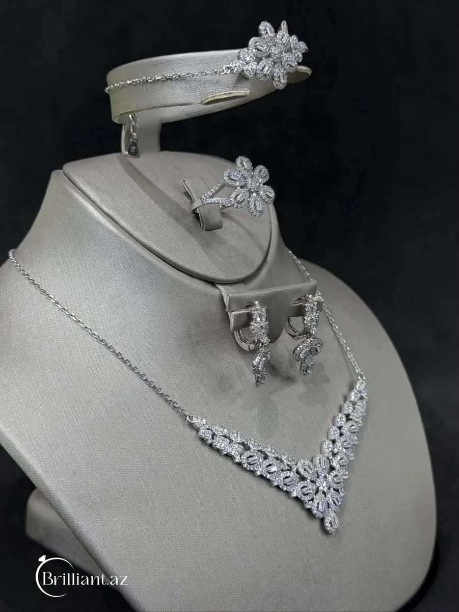 Elegant Flower Motif Silver Jewelry Set (925)