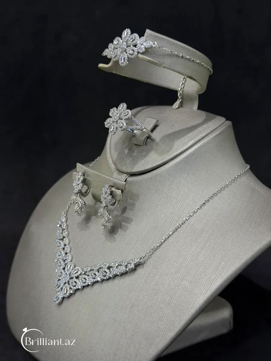 Elegant Flower Motif Silver Jewelry Set (925)