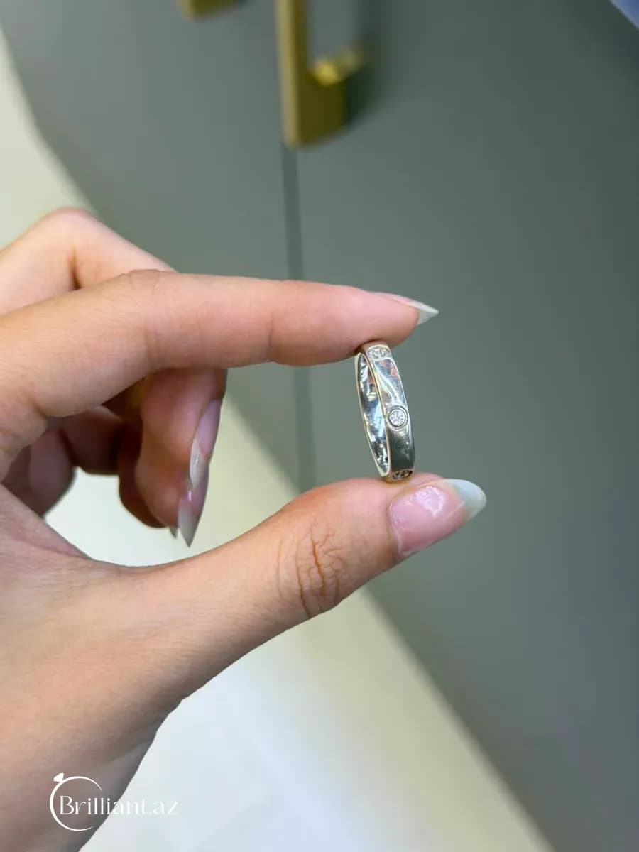 Кольцо Cartier из серебра 925 пробы с камнями и болтами.