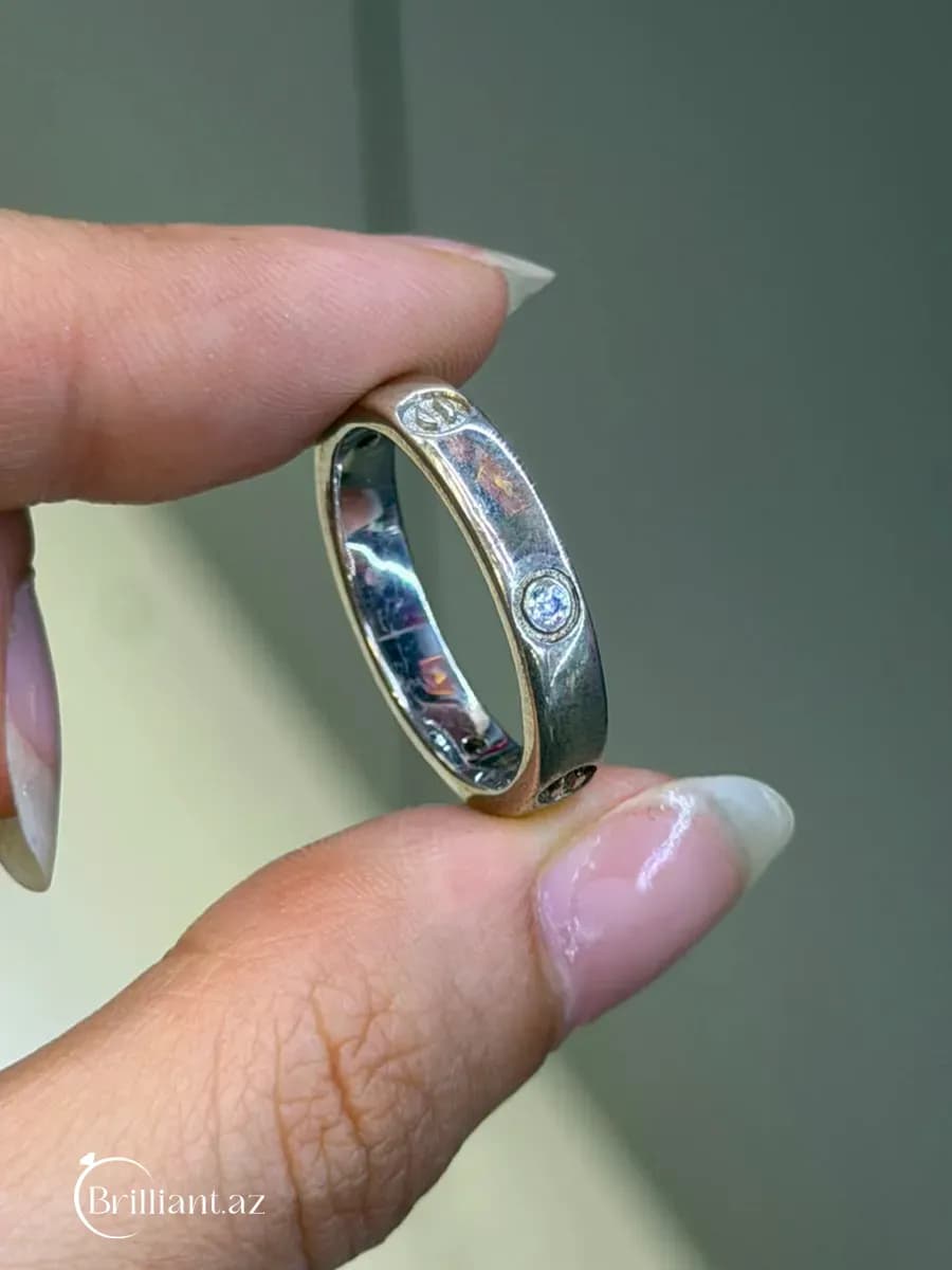 Кольцо Cartier из серебра 925 пробы с камнями и болтами.