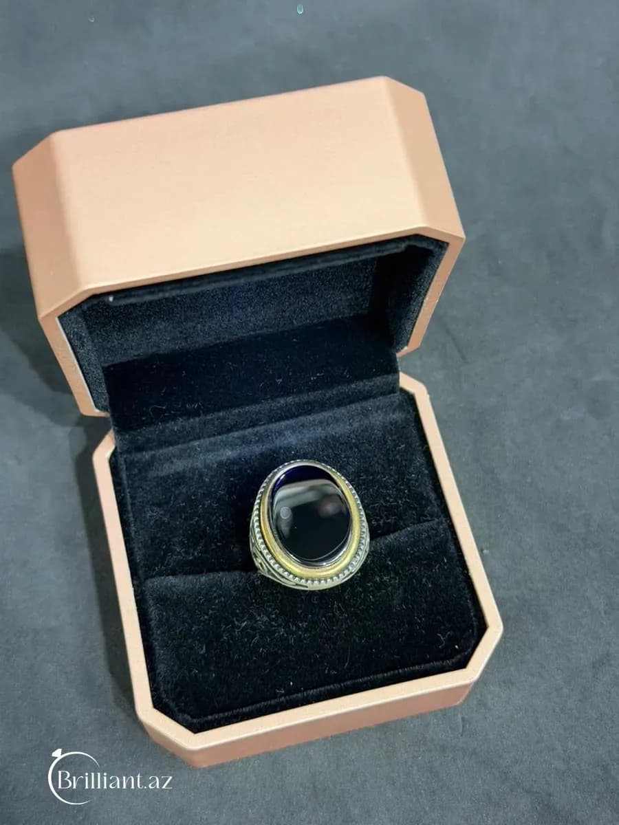 Серебряное мужское кольцо с оправой из желтого золота.
