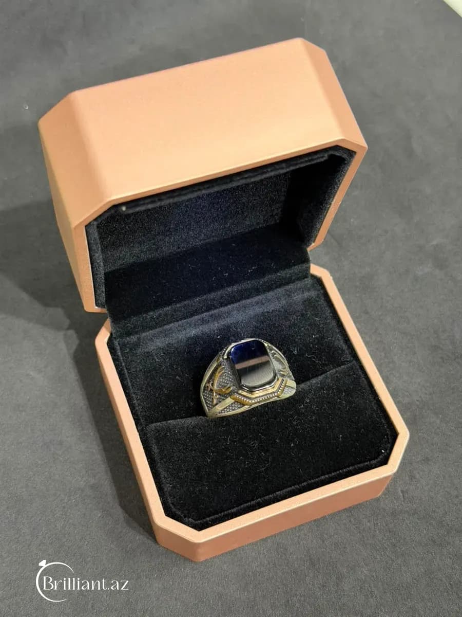 Ring with dark blue onyx stone and gold details